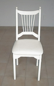 Cadeira em Madeira Estilo Pino Pérola na Zona Portuária na Zona Sul